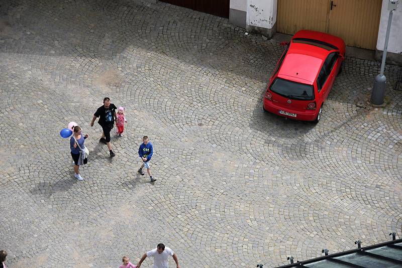 Věž kostela svatého Prokopa nabízí pohled na město a jeho okolí z ptačí perspektivy.