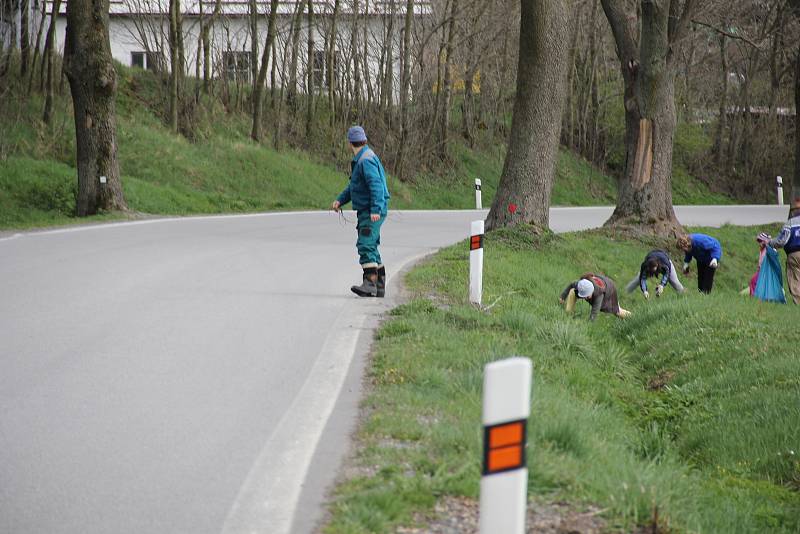 Uklízení odpadků při akci Čistá Vysočina.