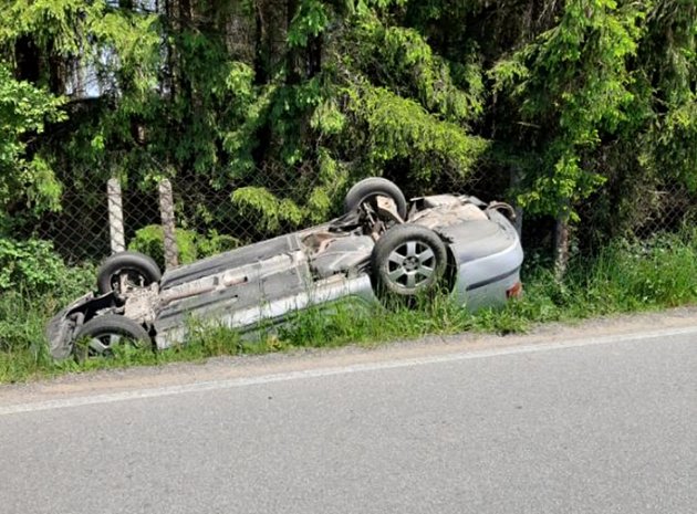 Přes dvě a půl promile: opilá řidička skončila u Otína s autem v příkopě