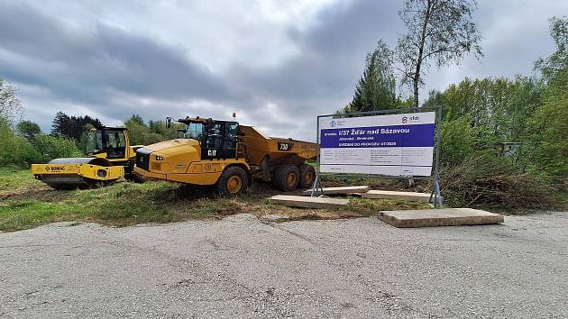 Ve Žďáře začala stavba nové silnice, za rok zrychlí jízdu na Jihlavu