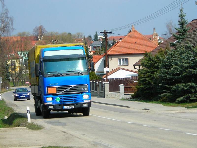 Kamionová doprava zhoustla po uvedení mýtných systémů do provozu v obcích a městech podél silnice druhé třídy číslo 602.