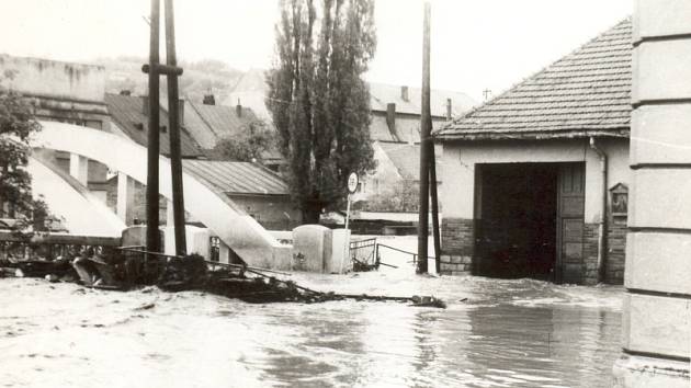 Obyvatelé Velkého Meziříčí poznali nebezpečí toků Balinky a Oslavy na vlastní kůži několikrát. Například při povodni v roce 1985 bylo zaplaveno i tamní náměstí. 