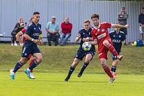 Oproti předcházejícím soubojům, ještě ve třetí lize, je tentokrát favorit derby mezi fotbalisty Vrchoviny (v modrém) a Velkého Meziříčí (v červeném) zřejmý.