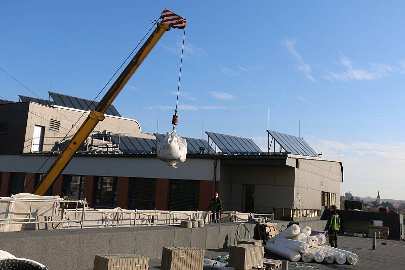 Na střechu budovaného dětského pavilonu bude v následujících dnech navezena ještě zemina.