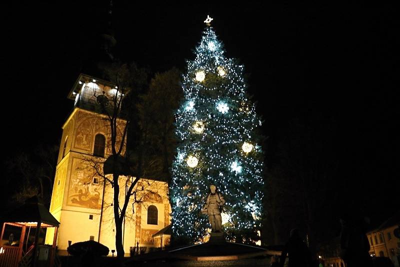 Vánoční strom se v Novém Městě na Moravě rozzářil se tam o něco dříve než jinde. Už v předvečer první adventní neděle.