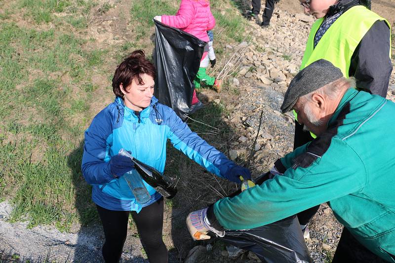 Do sbírání odpadků podíl silnic se pustili dobrovolní hasiči z Rokytna i z Kuklíku.