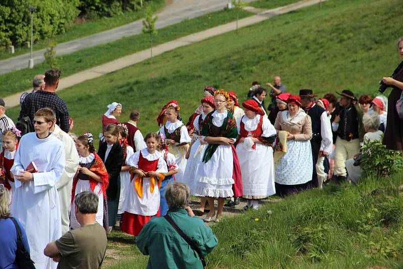 Lidová krojová pouť ve Žďáře nad Sázavou - po dlouhých letech obnovená místní tradice. Procesí se vydalo z baziliky Nanebevzetí Panny Marie v areálu bývalého kláštera ke kostelu svatého Jana Nepomuckého na Zelené hoře.