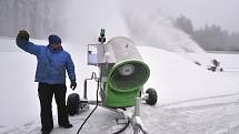 Osmnáct sněžných děl začalo zasněžovat areál novoměstské Vysočina arény před závody biatlonového Poháru IBU, které se uskuteční od 9. do 10. ledna.