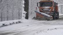 Husté sněžení zkomplikovalo 8. března řidičům jízdu po celé Vysočině. Na zledovatělých nebo zasněžených silnicích byly zaznamenány desítky nehod převážně bez větších škod a zranění. Na Žďársku napadlo během několika hodin až dvacet centimetrů sněhu.