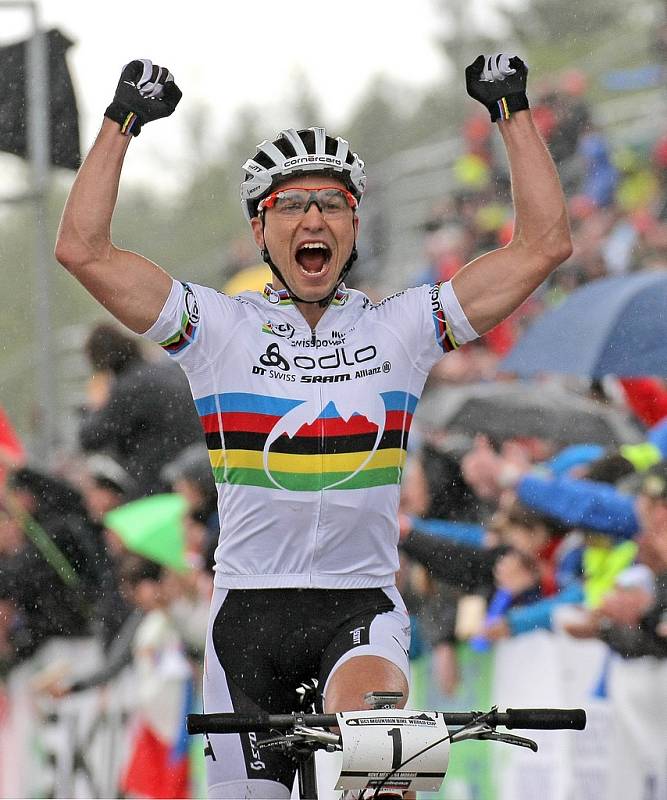 Závody cross-country horských kol v Novém Městě na Moravě. Vítěz závodu mužů Nino Schurter projíždí cílem.