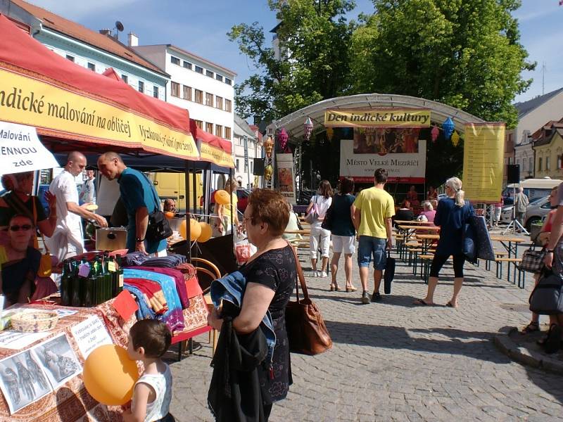 Hnutí Haré Kršna představilo Velkomeziříčským indickou hudbu, tanec i filozofii. Na Náměstí pořadatelé připravili stánky s vegetariánským občerstvením, malováním na obličej i zkoušením sárí. 