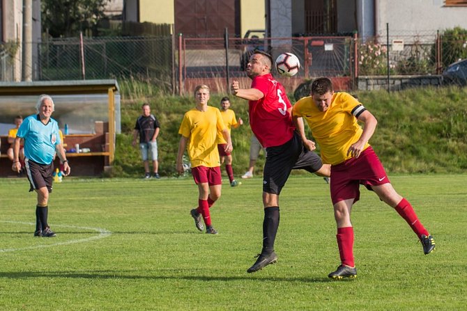 Fotbalisté rezervy Počítek (v červených dresech) i Rožné vyšli o uplynulém víkendu bodově naprázdno.
