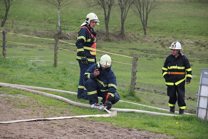 Dobrovolní hasiči čas od času prověřují svou připravenost a své stroje prostřednictvím námětových cvičení. Letos přijeli dobrovolní hasiči ze Studnic a Rokytna do Kuklíku, tam se k nim připojili i členové místní jednotky.