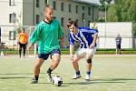 Fotbalisté Alka (v zelených dresech) si vyšlápli na vítěze předchozího ročníku Žďárské ligy malé kopané. Benjamin (v pruhovaném) zdolali výsledkem 5:3.