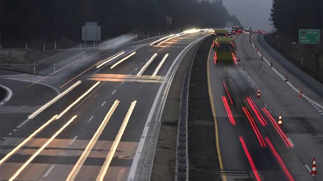 Sto šedesátkou v opravovaném úseku na D1. Řidiči zešíleli, nehod přibývá