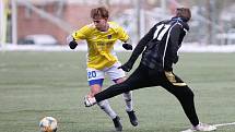 Fotbalisté juniorky FC Vysočina (ve žlutých dresech) i Nového Města na Moravě (v černém) o víkendu zahájí jarní boje v letošním ročníku třetí ligy.