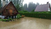 Voda zaplavila i silnici vedoucí k chatám u Dářka.