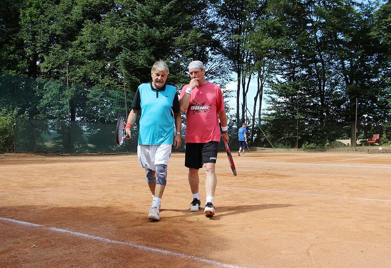 V neděli se za přívětivého počasí v Krucemburku na dvou kurtech konal již 5. ročník parádního představení při turnaji čtyřher, který pro amatéry tradičně připravili Pavel a Míra Blažkové s rodinami.