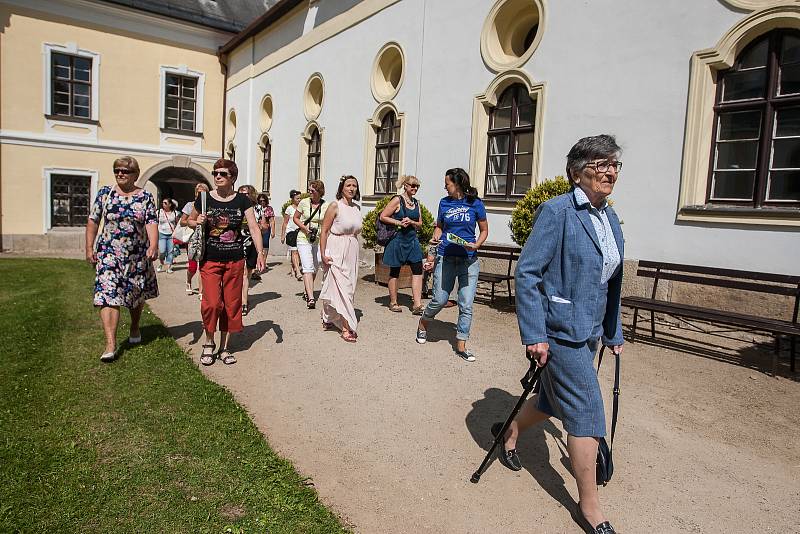 Hraběnka Thamara Kinská provedla návštěvníky po zahradách na Zámku Kinských ve Žďáru nad Sázavou.