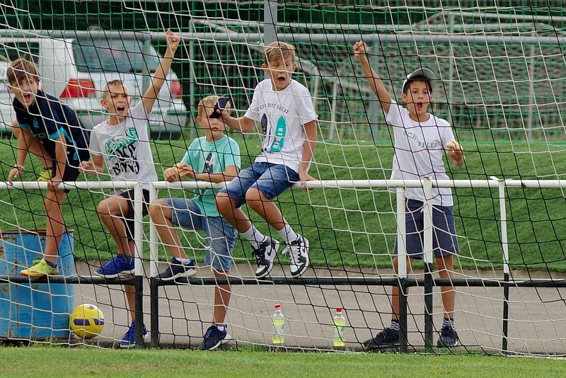 Ačkoliv hráči Žďáru (v bílém) doma v neděli vstřelili Tasovicím (v modrém) tři branky, odešli přesto bez bodu.