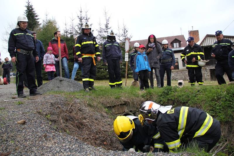 Námětové cvičení tří hasičských sborů Kuklíku, Studnic a Rokytna.