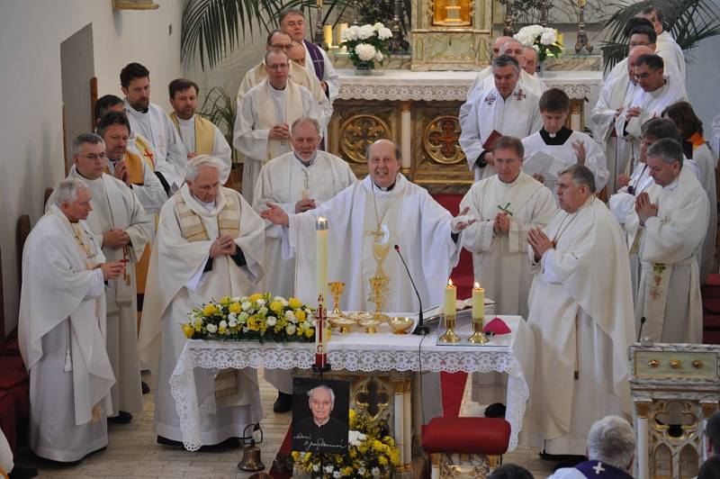 BOHOSLUŽBA ZA ZESNULÉHO. V moraveckém kostele Nalezení sv. Kříže mši celebroval pomocný biskup českobudějovický Pavel Posád. 