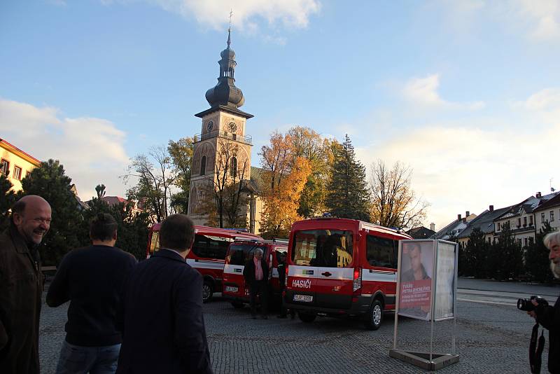 Vedení radnice předalo vozidla zástupcům tří hasičských sborů.