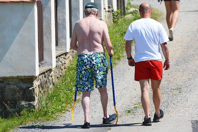 DOVOLENÁ. Prezident České republiky Miloš Zeman tráví dovolenou na chalupě v Novém Veselí. Ve čtvrtek po obědě vyrazil v gumovém člunu na tradiční plavbu po Veselském rybníku.