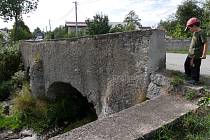 Pilíř kamenného mostu je v havarijním stavu.
