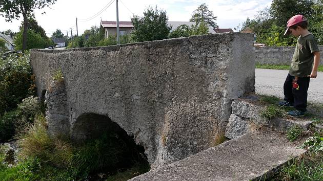 Pilíř kamenného mostu je v havarijním stavu.