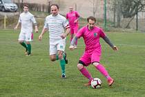 Fotbalisté Počítek (v růžovém) v neděli vybojovali na hřišti Nedvědice nerozhodný výsledek 3:3.