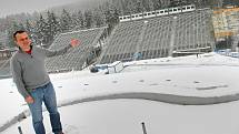 O vstupenky na blížící se závody Světového poháru v biatlonu (6. až 8. února) je mimořádný zájem. „Dokonce jsme navýšili kapacitu stadionu o další místa, nyní musíme vytisknout speciální edici vstupenek,“ tvrdí šéf organizačního výboru Jiří Hamza.