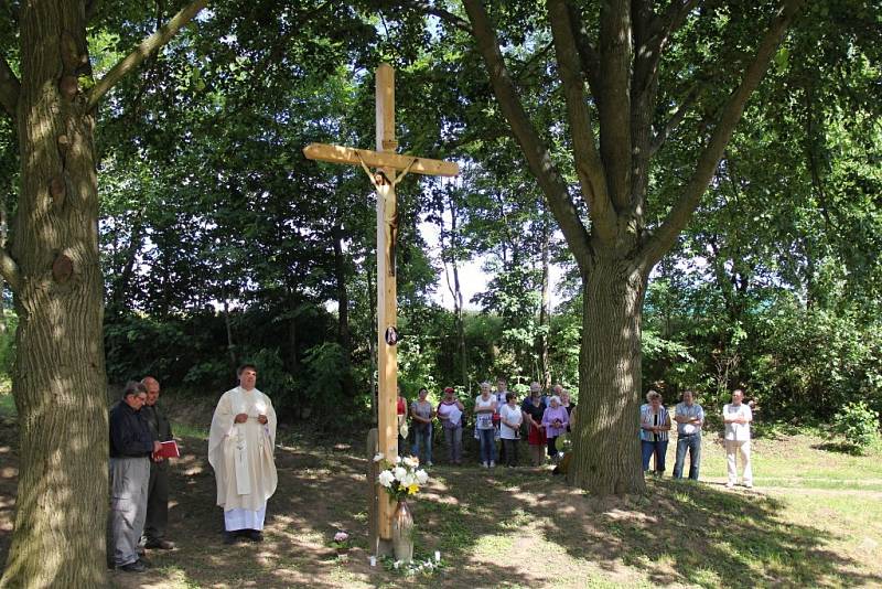U Habří byl obnoven a požehnán dřevěný kříž.