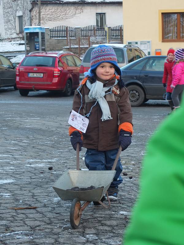 Na setkání u vánočního stromu v Nížkově na Žďársku nechyběl bohatý program pro děti i pro dospělé.