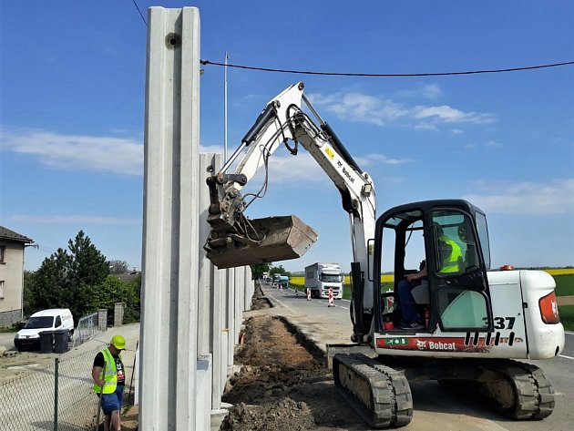 Protihlukové stěny i nátěry proti smyku: silnice na Žďársku se modernizují