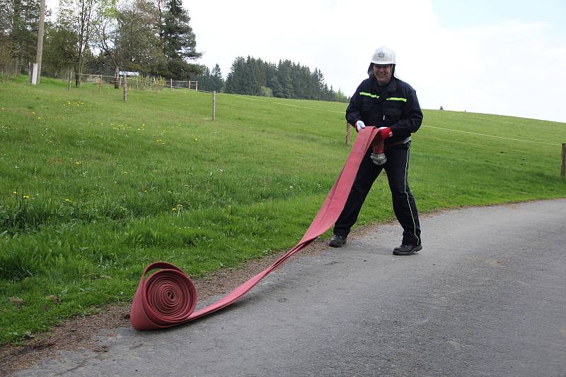 Dobrovolní hasiči čas od času prověřují svou připravenost a své stroje prostřednictvím námětových cvičení. Letos přijeli dobrovolní hasiči ze Studnic a Rokytna do Kuklíku, tam se k nim připojili i členové místní jednotky.