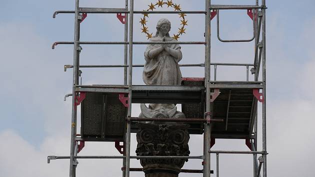 Mariánský sloup na bystřickém náměstí prochází obnovou