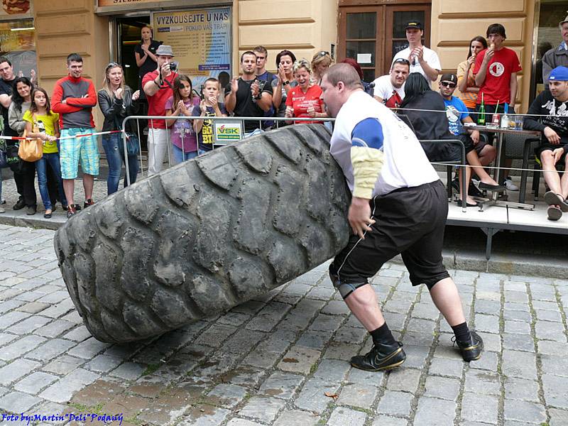 Profesionální strongman Lukáš Svoboda ze Žďáru nad Sázavou tahá kamiony nebo zvedá těžké věci.