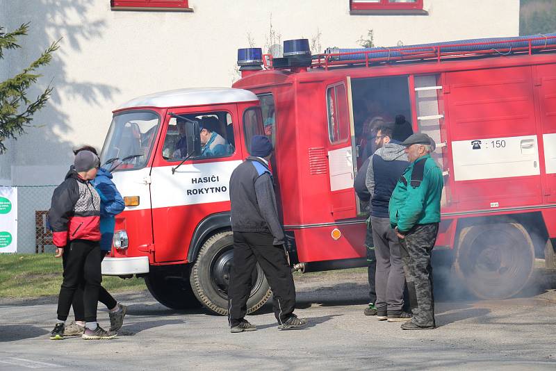 Do sbírání odpadků podíl silnic se pustili dobrovolní hasiči z Rokytna i z Kuklíku.