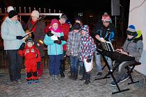 Na dvě stě dětí a dospělých zpívalo koledy před kostelem svatého Ondřeje ve Vojnově Městci.