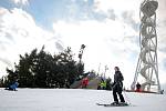 Dobré podmínky k lyžování hlásí například Fajtův kopec ve Velkém Meziříčí. Areál je zpestřen novou celoročně přístupnou rozhlednou. 