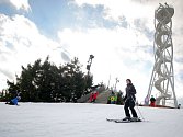 Dobré podmínky k lyžování hlásí například Fajtův kopec ve Velkém Meziříčí. Areál je zpestřen novou celoročně přístupnou rozhlednou. 