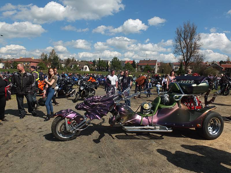 Rychlobruslařský ovál u žďárského zimního stadionu zaplnily stovky strojů. Motorkáři pak odtud vyrazili na vyjížďku, aby symbolicky otevřeli silnice.