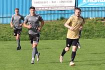 V nedělním okresním derby zdolali fotbalisté Nové Vsi (světle žluté dresy) rezervu Vrchoviny (v šedém) na její půdě 1:0 díky brance Starého deset minut před koncem.