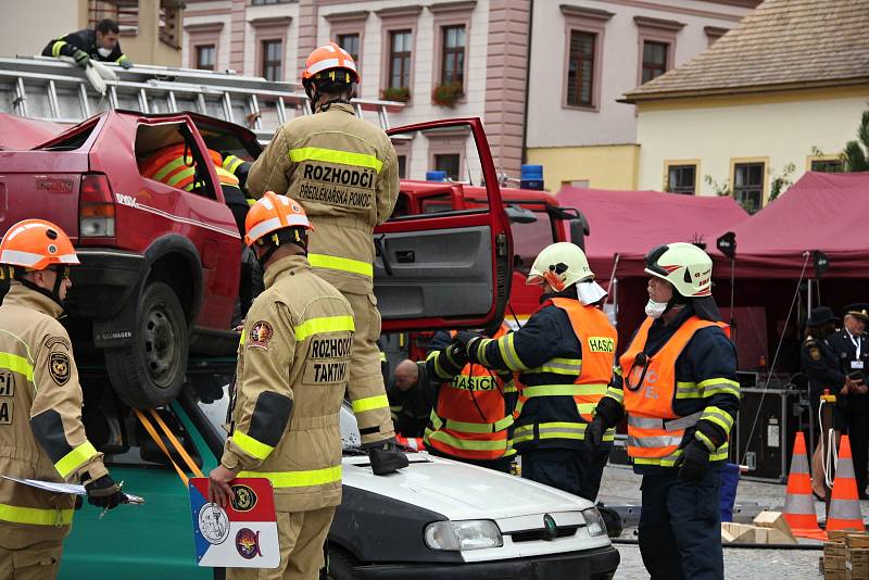 Diváci si na Vratislavově náměstí užívali atraktivní podívanou.