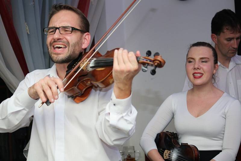 Novým nástrojem Horácké muziky je cimbál. Jediný folklorní soubor dospělých ve Žďáře nad Sázavou stolní paličkovou citeru koupil na Slovensku od cikánské kapely.