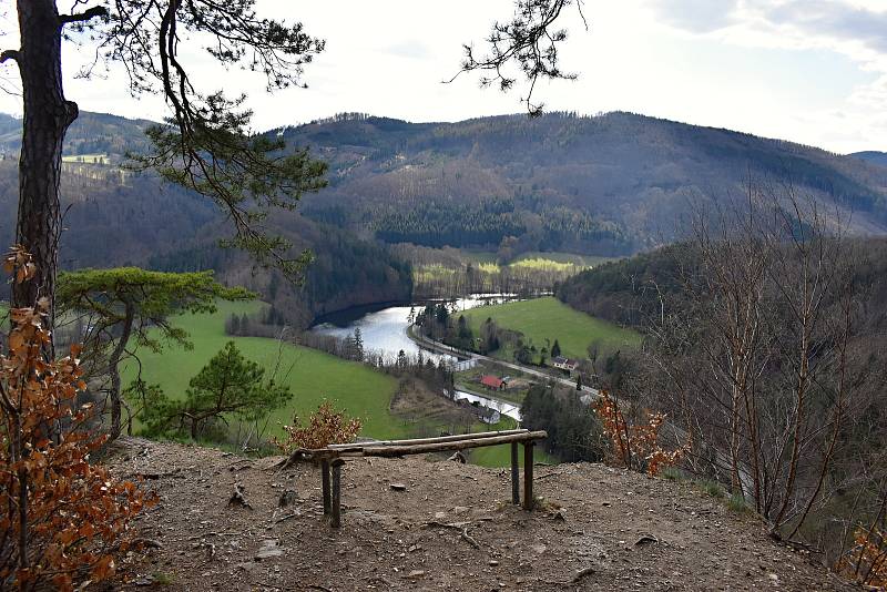 Vyhlídka nedaleko Víru se těší neobyčejné pozornosti turistů.