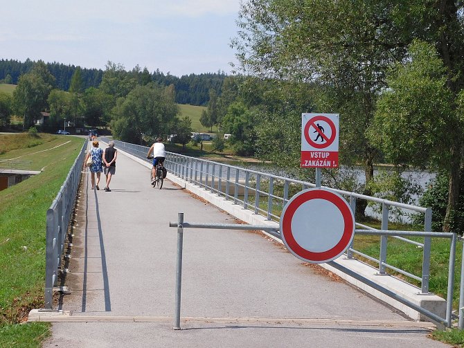 Na hrázi turisticky frekventované Pilské nádrže se objevil zákaz vstupu. Lidem se to nelíbí.