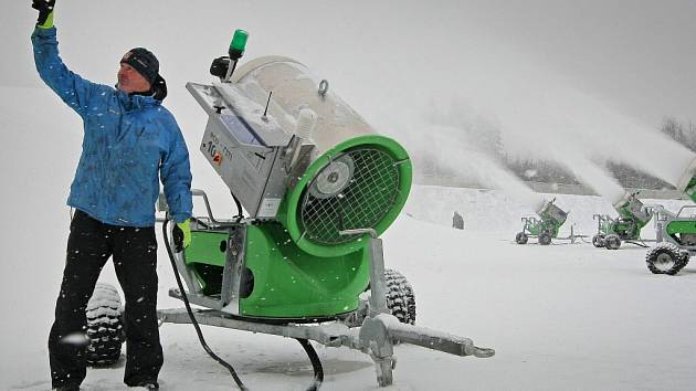 Nízké teploty posledních dnů dovolily vyrobit stovky kubíků technického sněhu za pomoci mnoha sněhových děl.