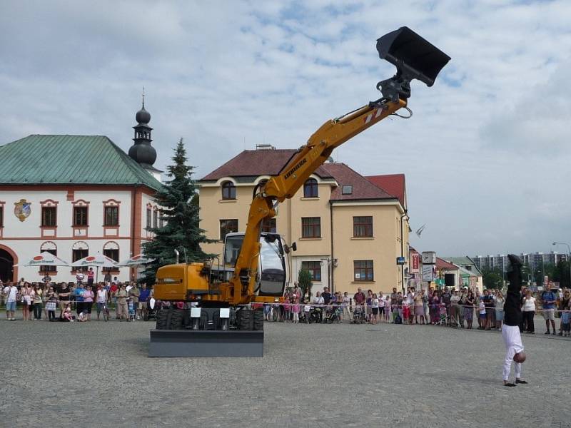 Milostné duo pro bagr a tanečníka v představení Něžný bagr viděly v sobotu dopoledne na náměstí Republiky stovky diváků.